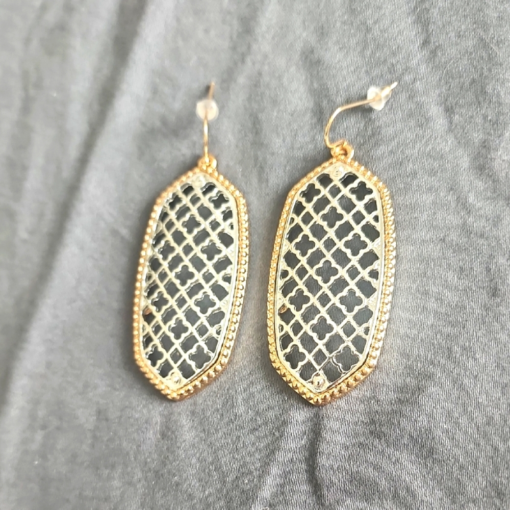 Clover Filigrae Dangle Earrings. New